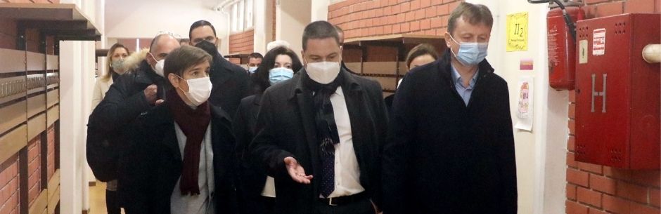 Ружић са премијерком обишао реконтруисану ОШ „Милан Муњаш“ у Убу