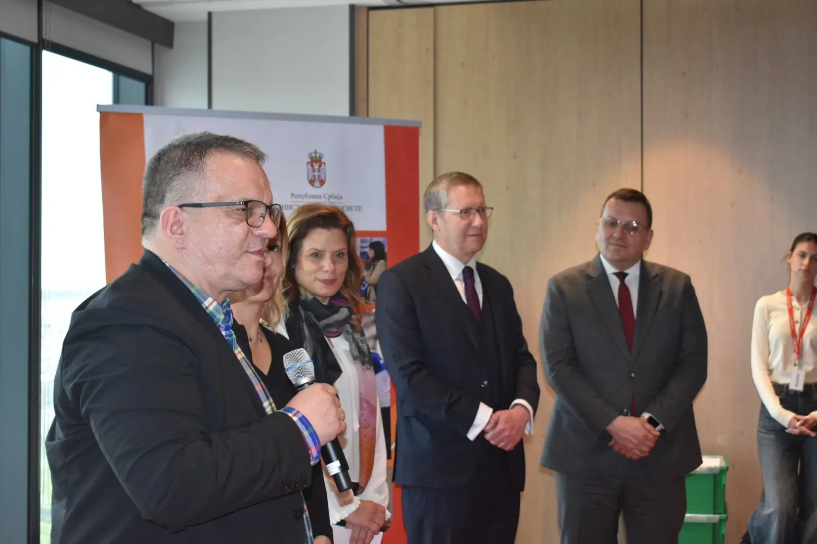 Ministar Stanković uručio nagradu učenicima-pobednicima u programiranju uz pomoć mikrobit uređaja